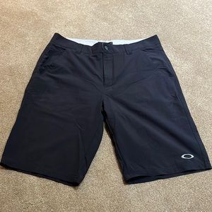 Men’s black Oakley regular fit golf shorts, size 34